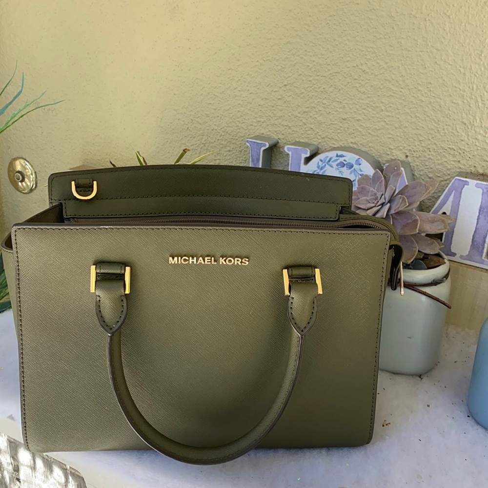 Olive green Michael Khors bag, in perfect conditio